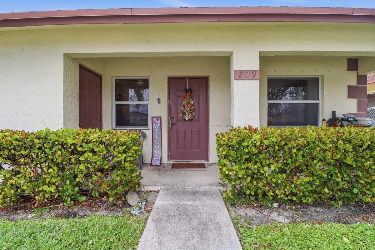 209 NE 35th Street, Oakland Park, FL 33334 — photo 1 of 19
