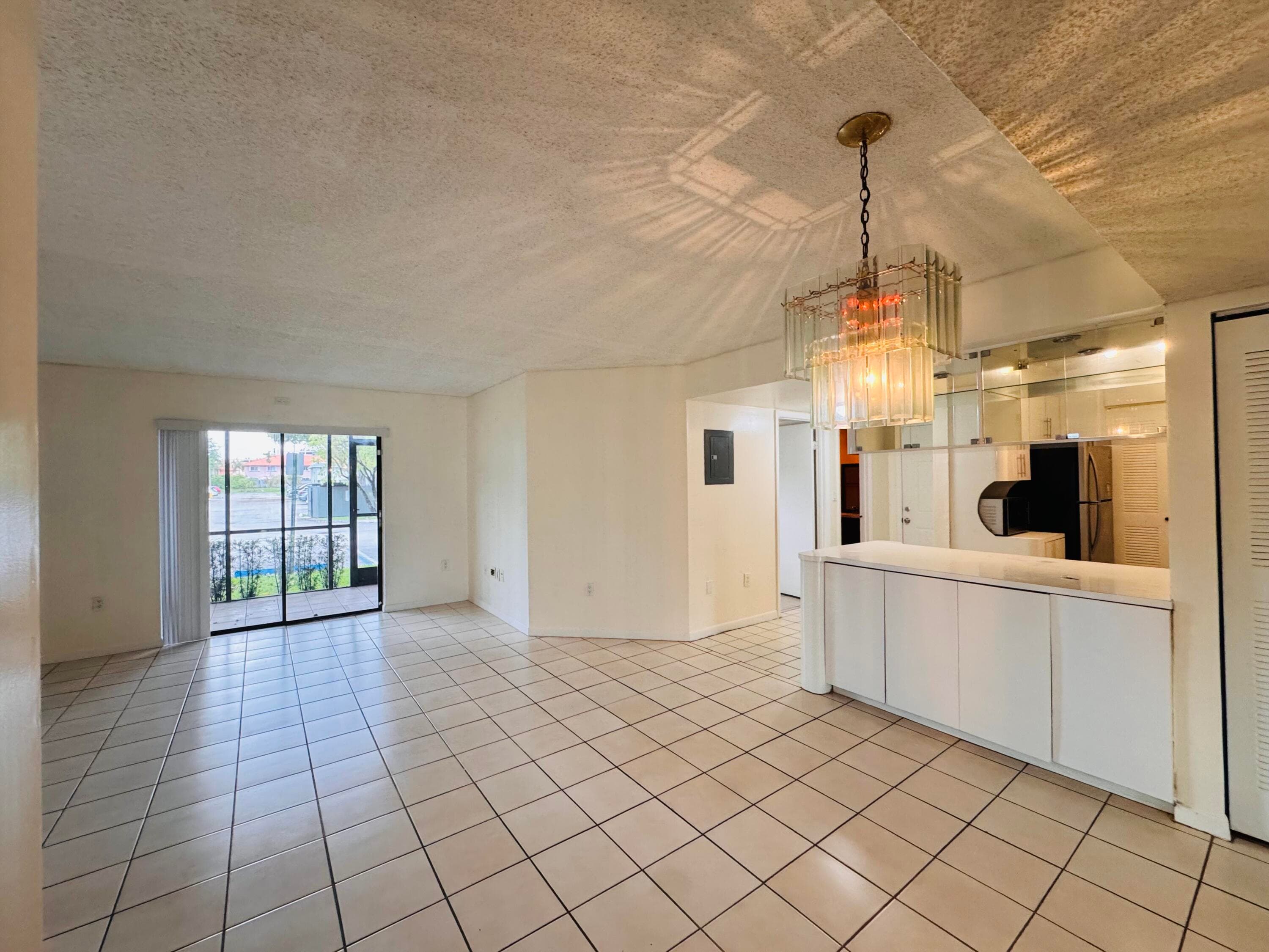 20681 NE 4th Place 105, Miami, FL 33179 — photo 8 of 19
