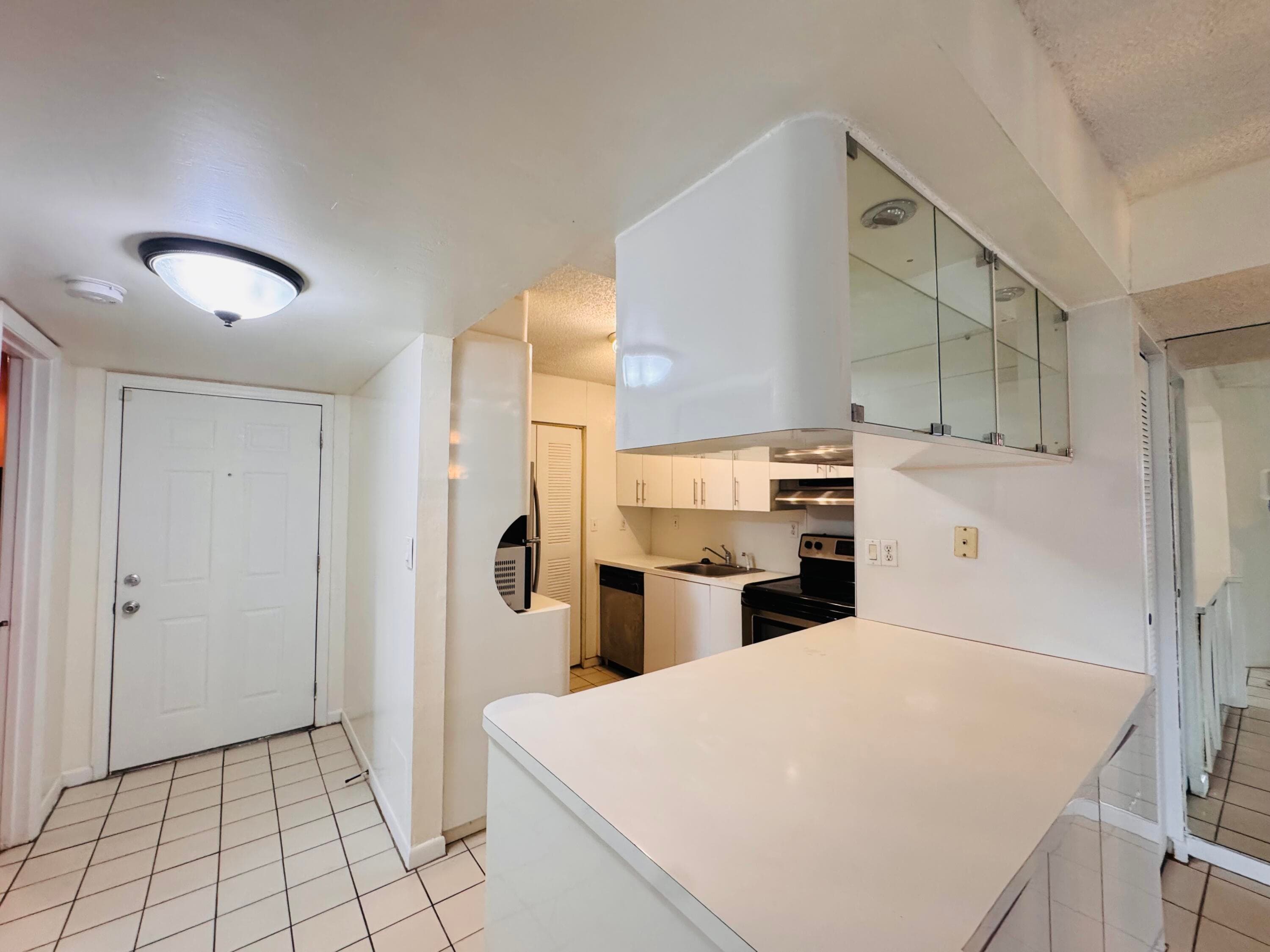 20681 NE 4th Place 105, Miami, FL 33179 — photo 11 of 19