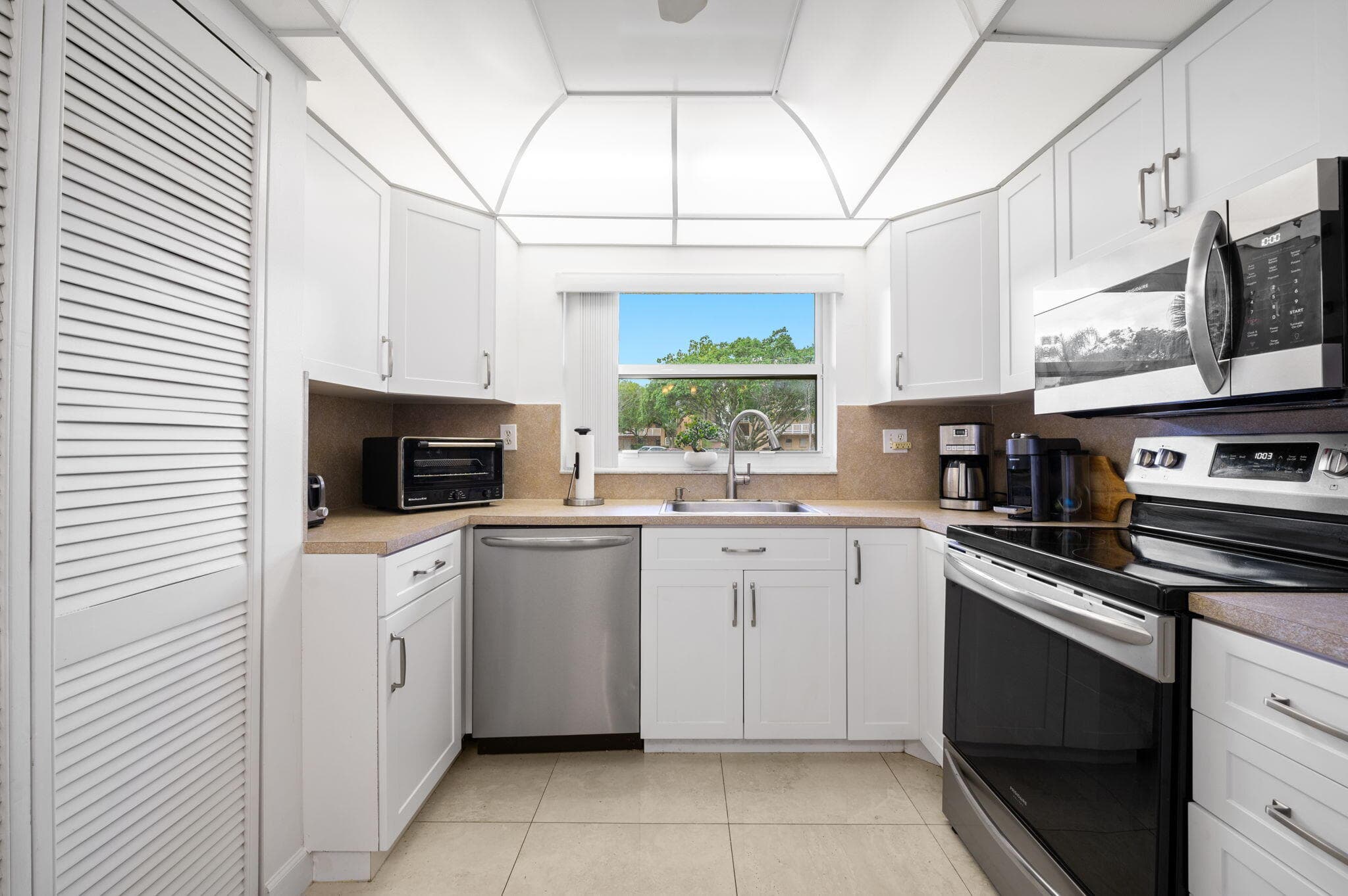 9330 E Sunrise Lakes Boulevard E 104, Sunrise, FL 33322 — photo 1 of 27
