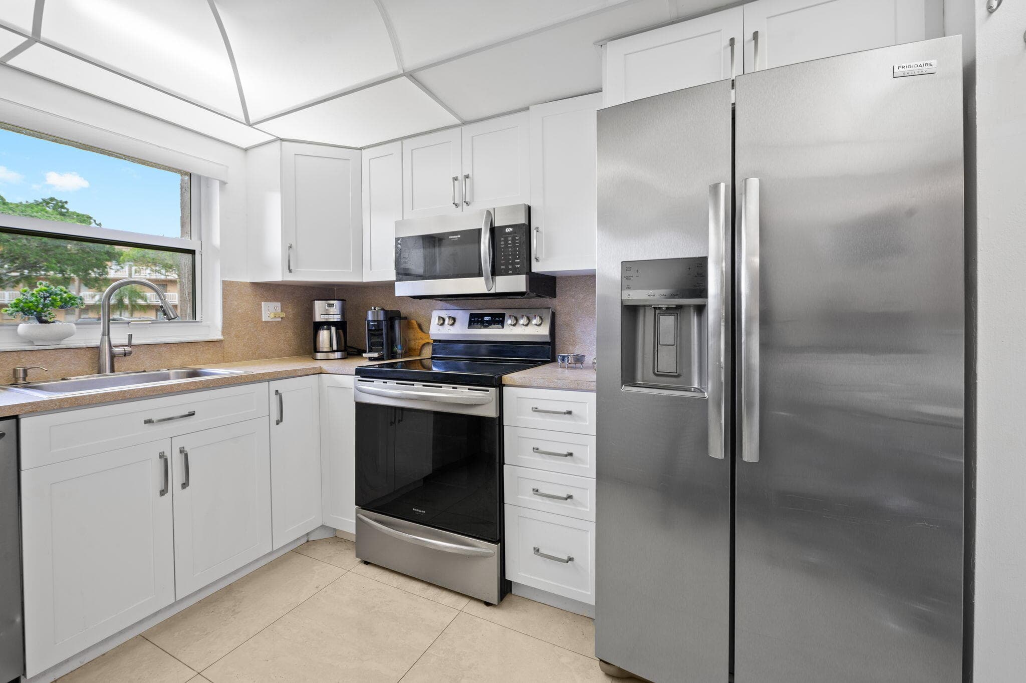 9330 E Sunrise Lakes Boulevard E 104, Sunrise, FL 33322 — photo 4 of 27
