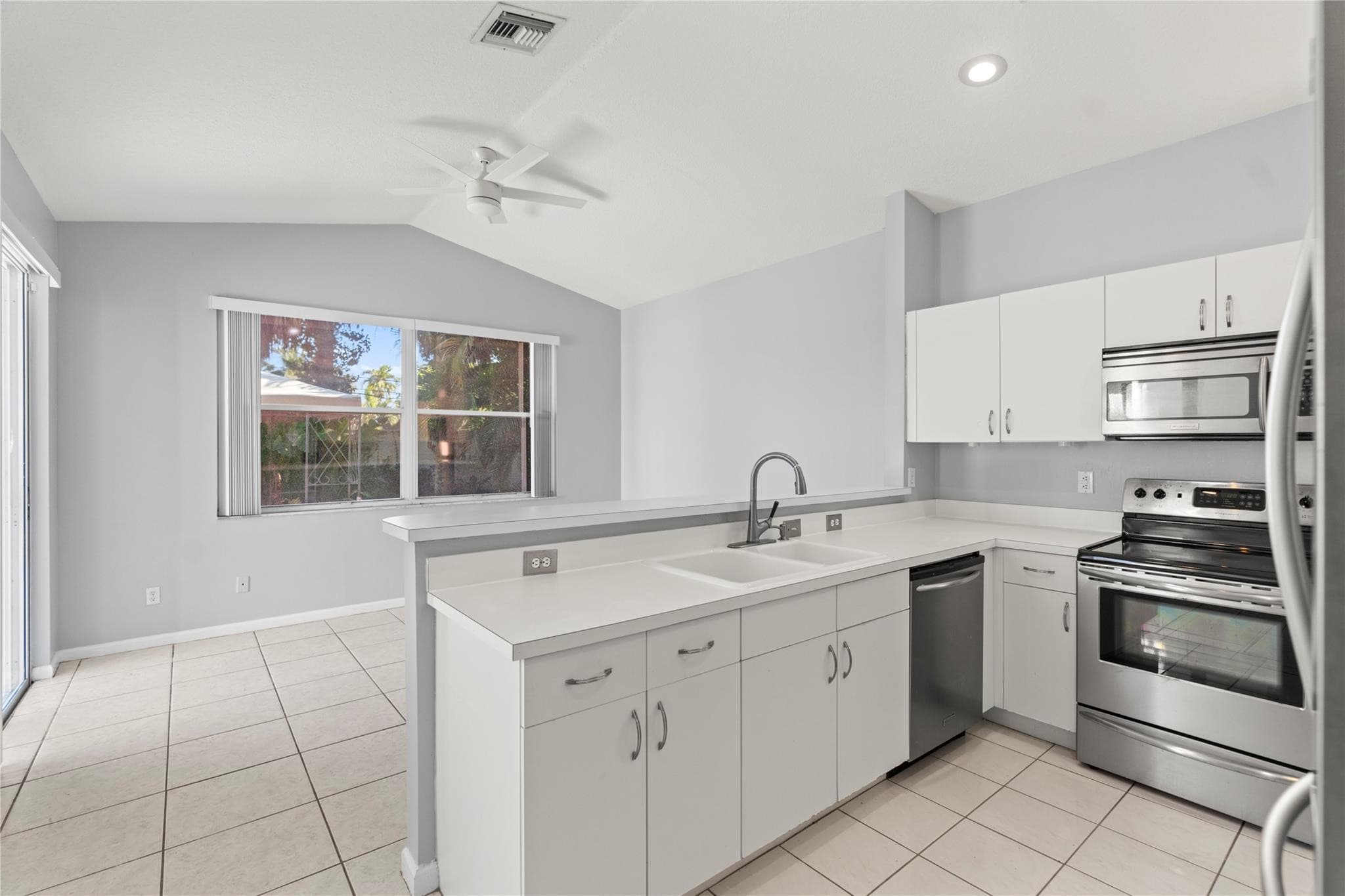 3222 NW 22nd Avenue, Oakland Park, FL 33309 — photo 11 of 72
