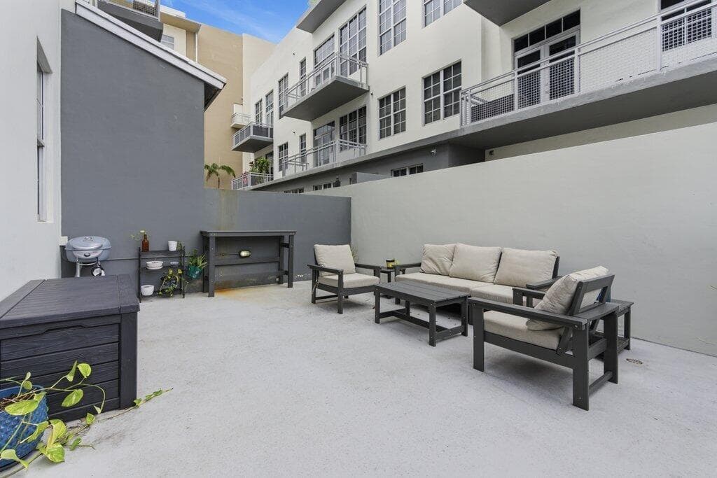 425 N Andrews Avenue 202, Fort Lauderdale, FL 33301 — photo 1 of 42