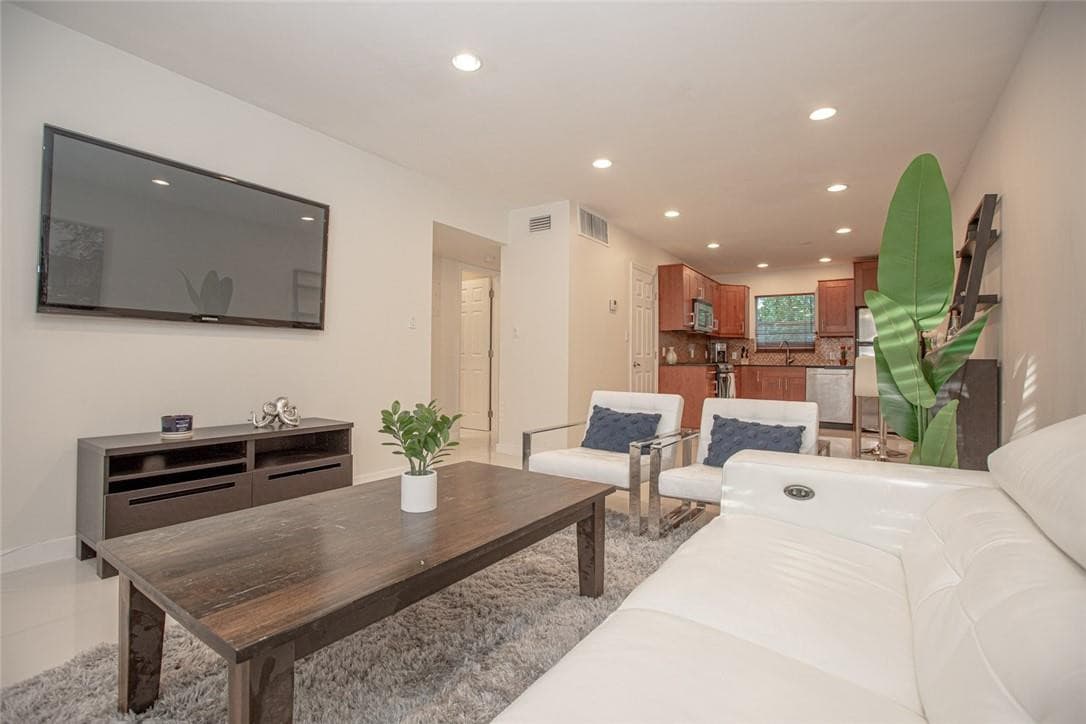 601 SE 5th Court 108, Fort Lauderdale, FL 33301 — photo 2 of 26