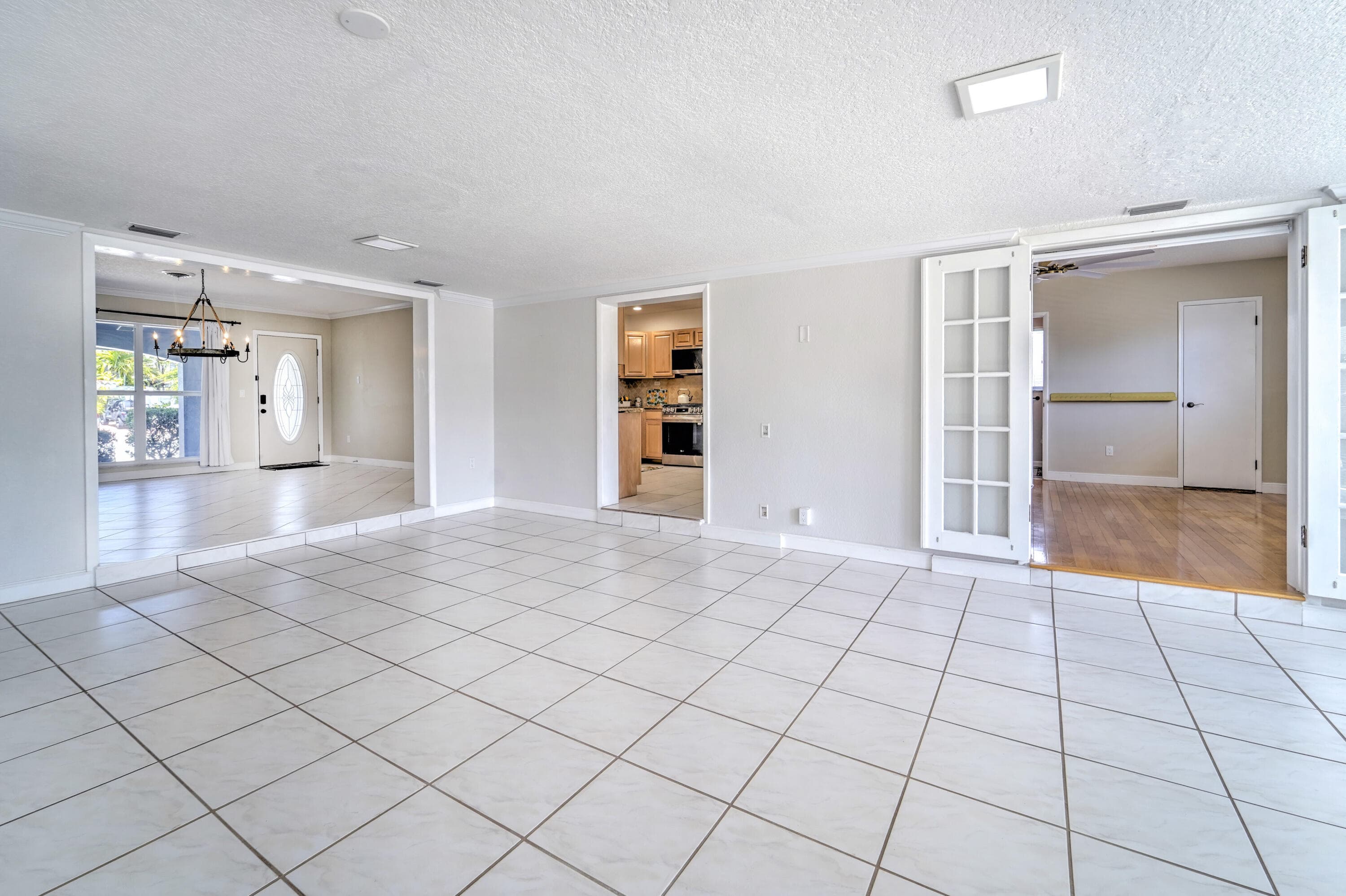 270 SE 3rd Avenue, Pompano Beach, FL 33060 — photo 9 of 43