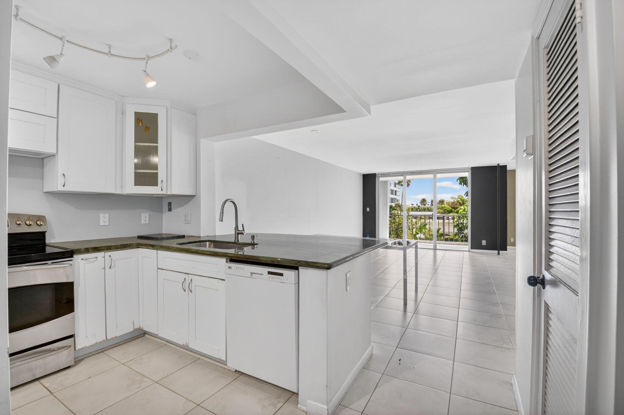 3581 S Ocean Boulevard 3c, South Palm Beach, FL 33480 — photo 5 of 28