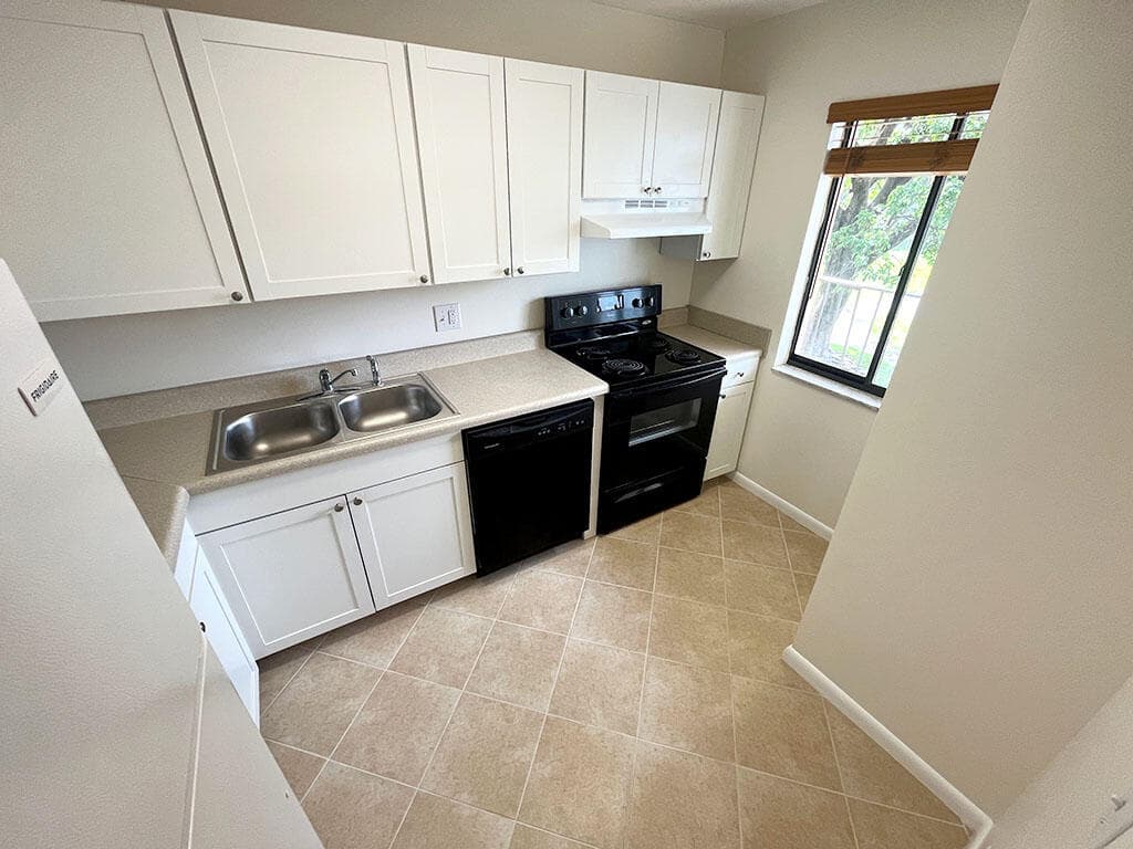 2828 Tennis Club Drive 207, West Palm Beach, FL 33417 — photo 2 of 9