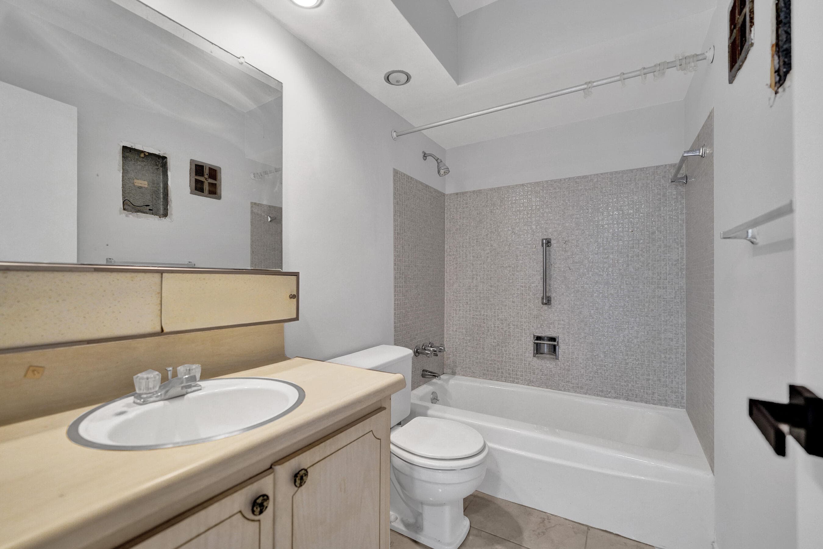 455 Paradise Isle Boulevard 305, Hallandale Beach, FL 33009 — photo 14 of 30