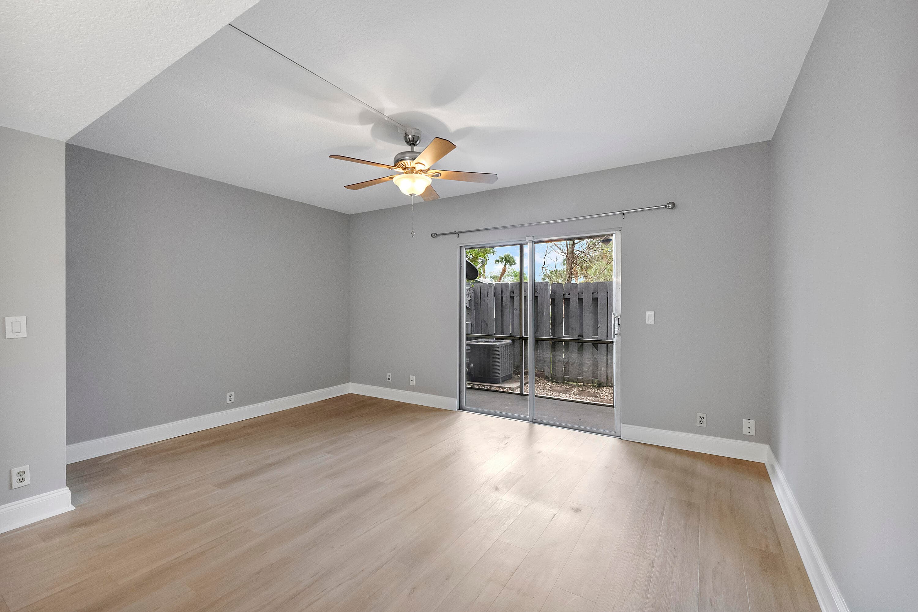 185 SW 3rd Street, Pompano Beach, FL 33060 — photo 12 of 77