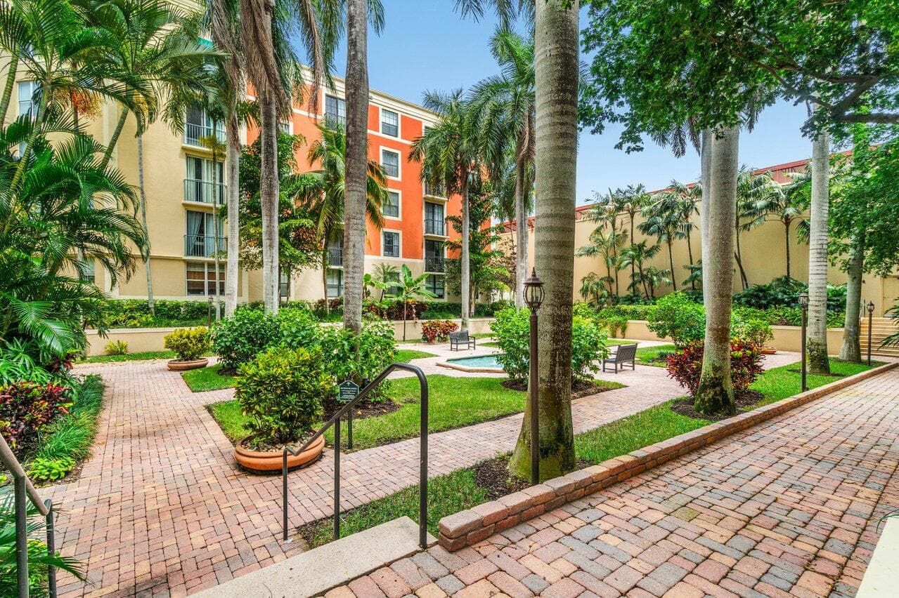 630 S Sapodilla Avenue 104, West Palm Beach, FL 33401 — photo 16 of 31