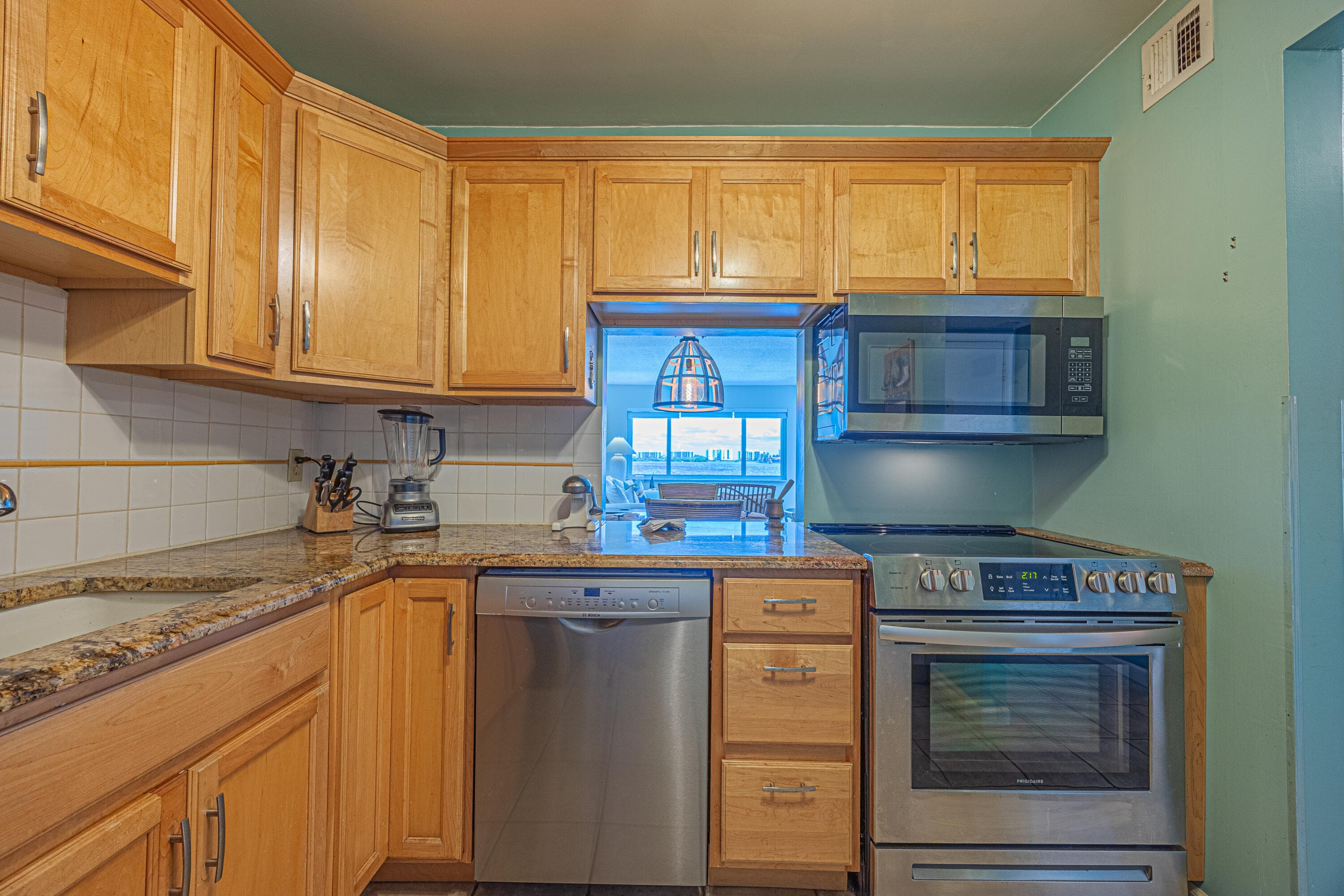 1516 S Lakeside Drive 203, Lake Worth Beach, FL 33460 — photo 6 of 21