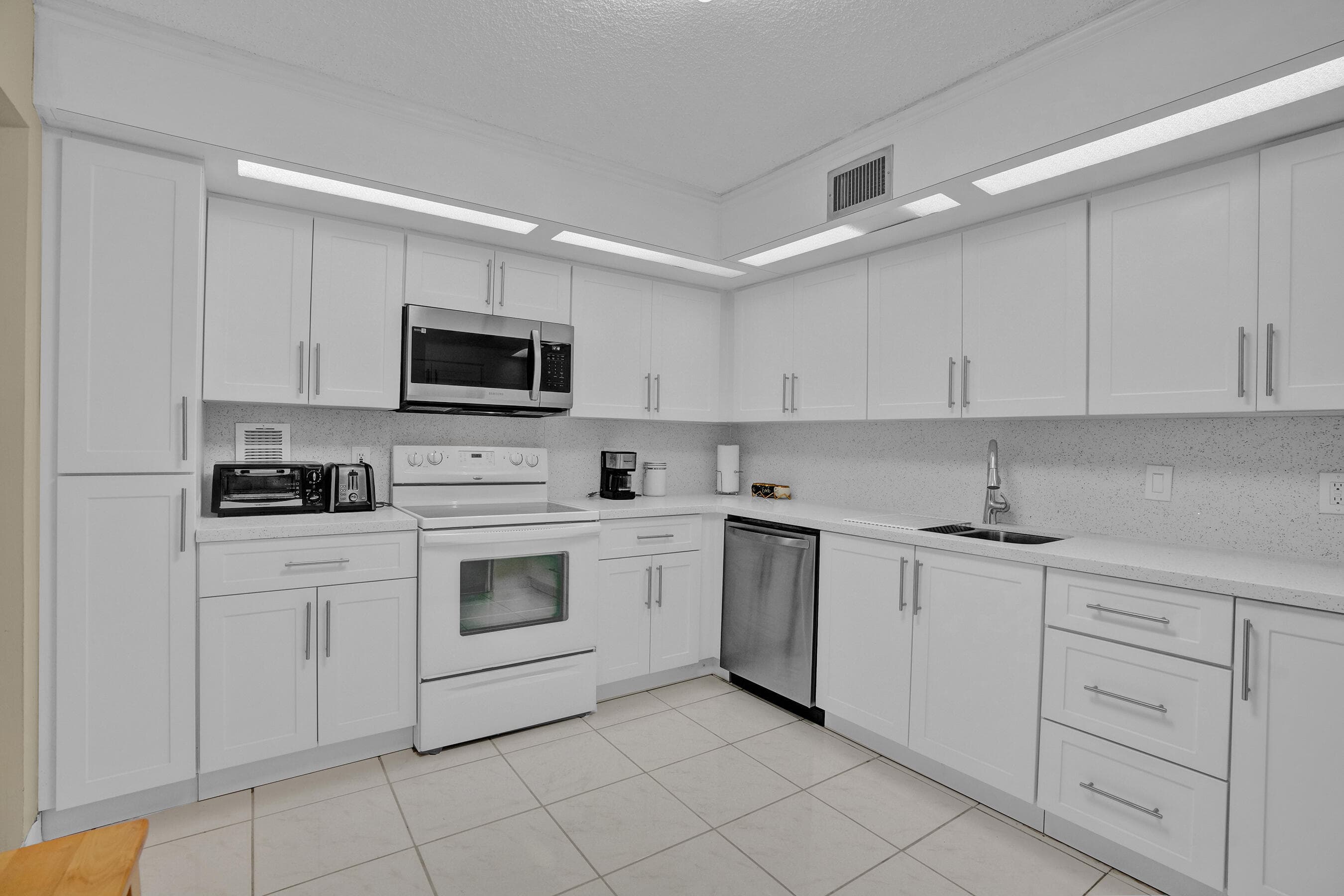 2800 N 46th Avenue A302, Hollywood, FL 33021 — photo 2 of 34