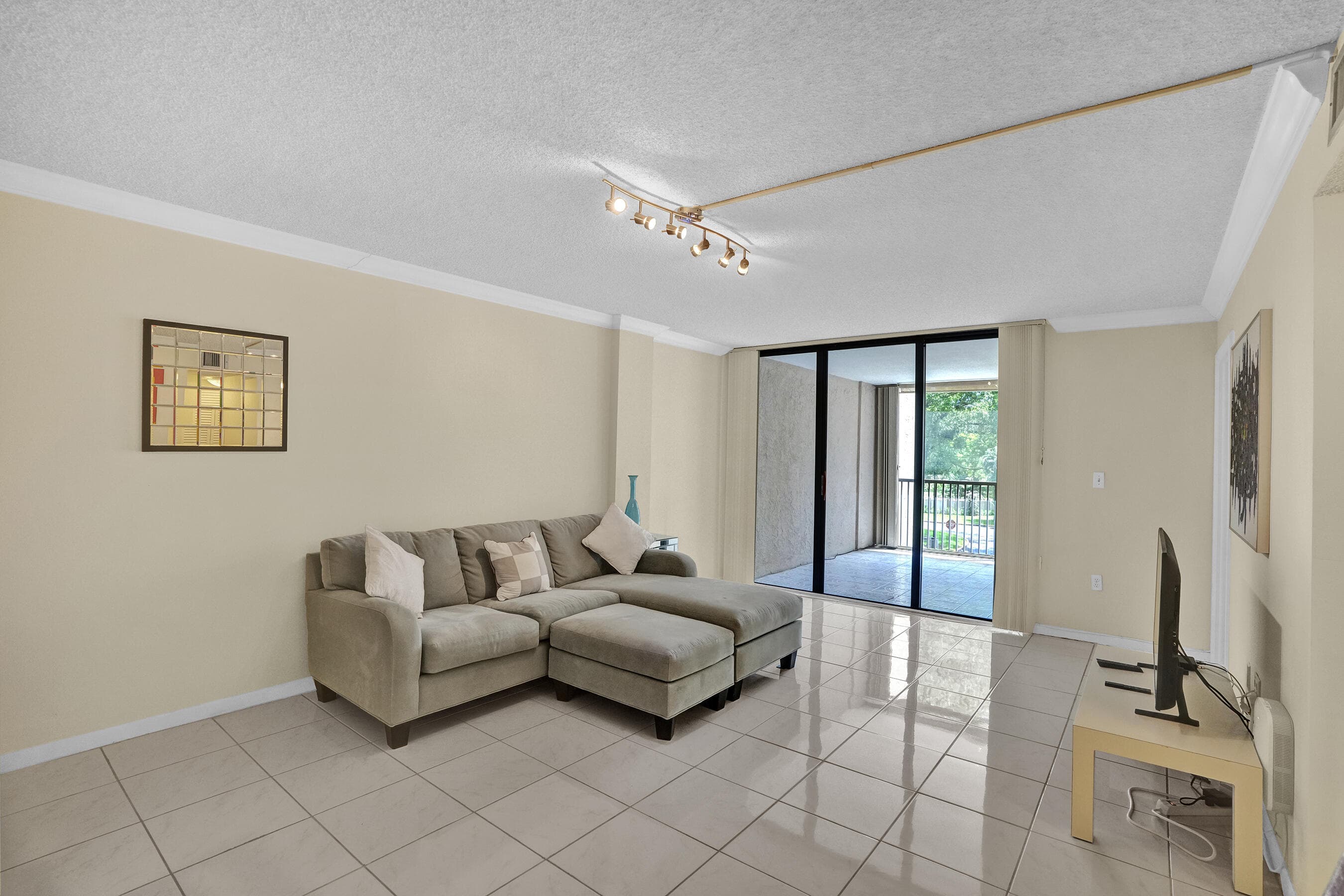 2800 N 46th Avenue A302, Hollywood, FL 33021 — photo 10 of 34