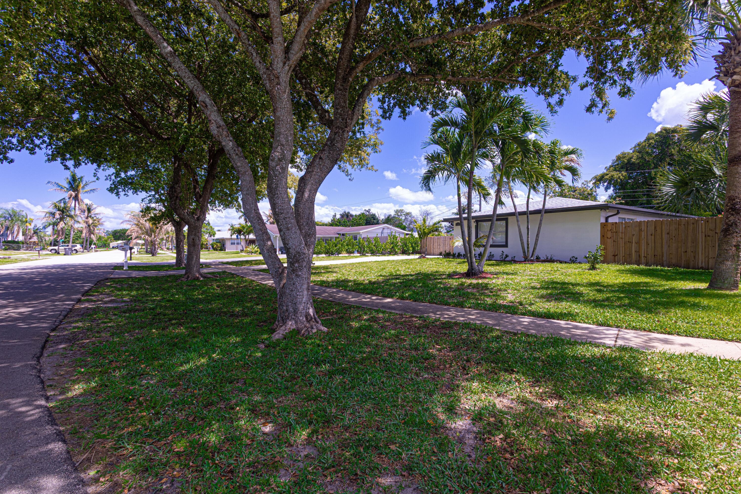 5756 Orchard Way, West Palm Beach, FL 33417 — photo 2 of 44