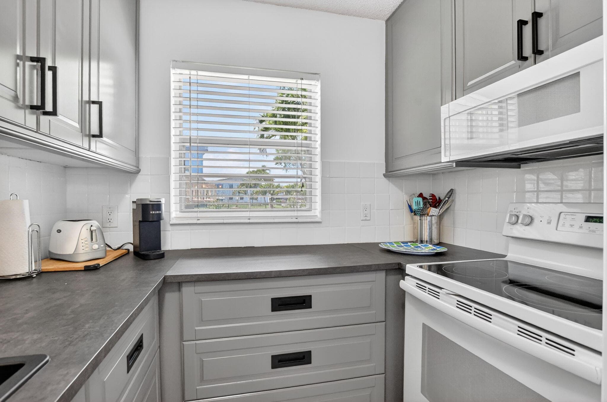 492 W Tilford W, Deerfield Beach, FL 33442 — photo 3 of 97