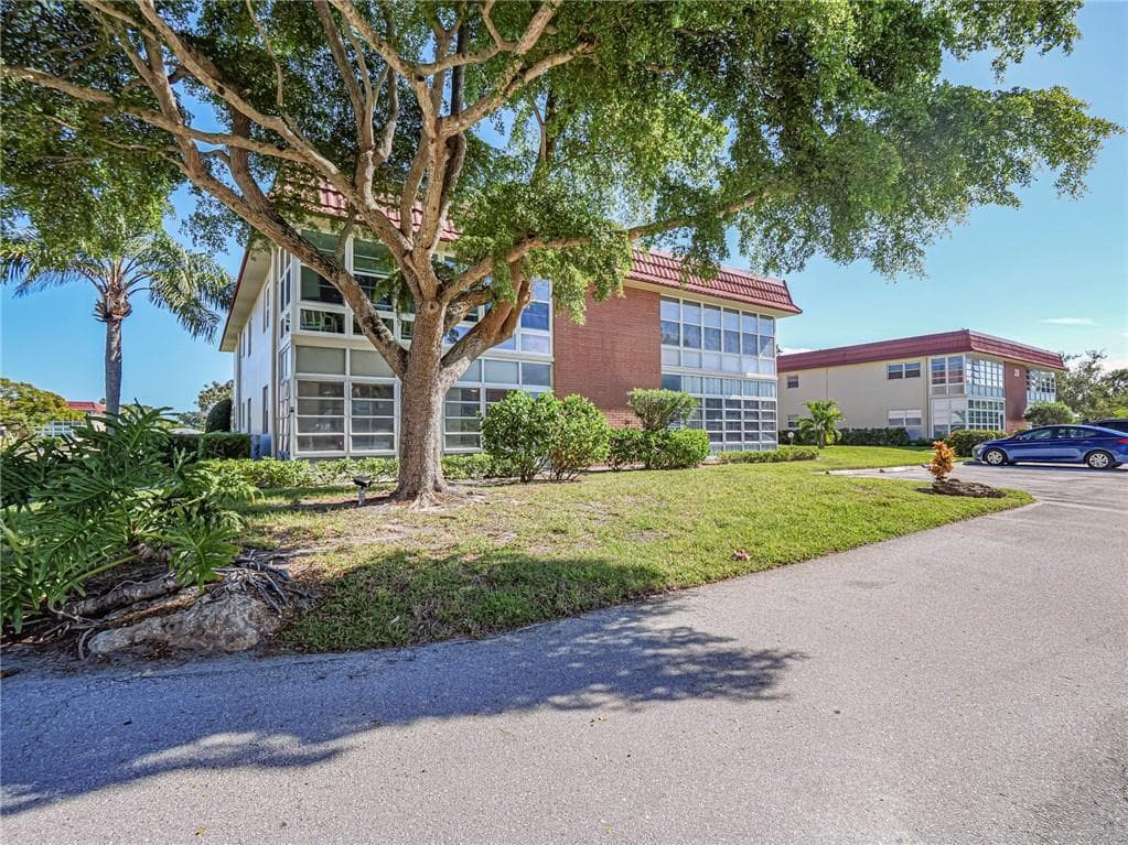 28 Pine Arbor Lane 101, Vero Beach, FL 32962 — photo 23 of 36