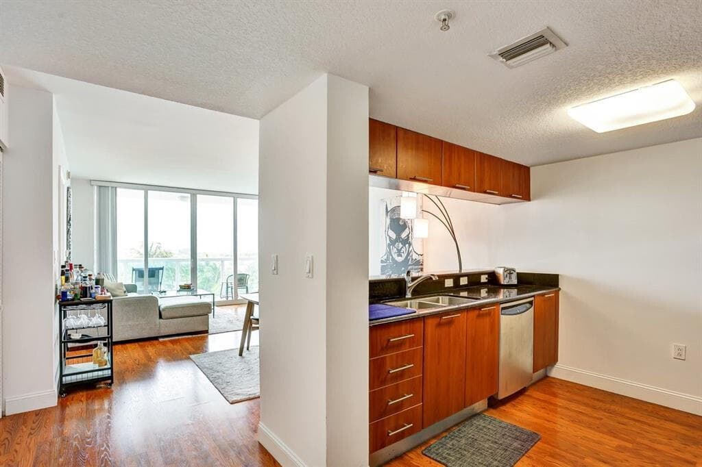 1800 N Bayshore Drive 1610, Miami, FL 33132 — photo 4 of 31