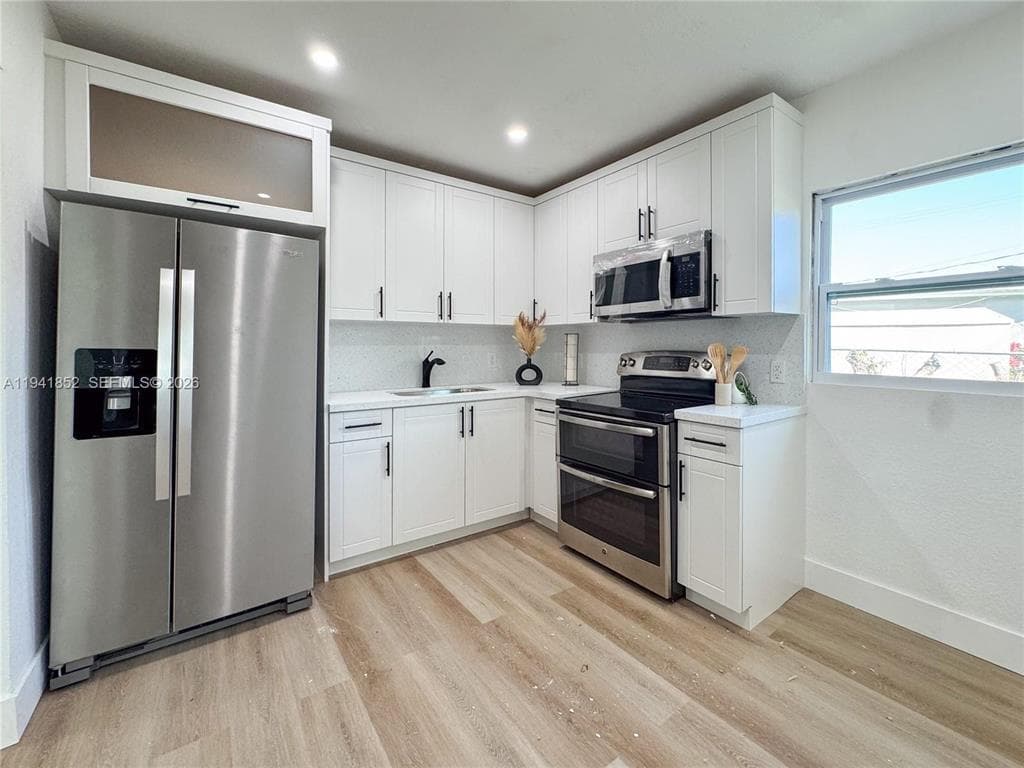 953 NE 37th Street, Oakland Park, FL 33334 — photo 1 of 8