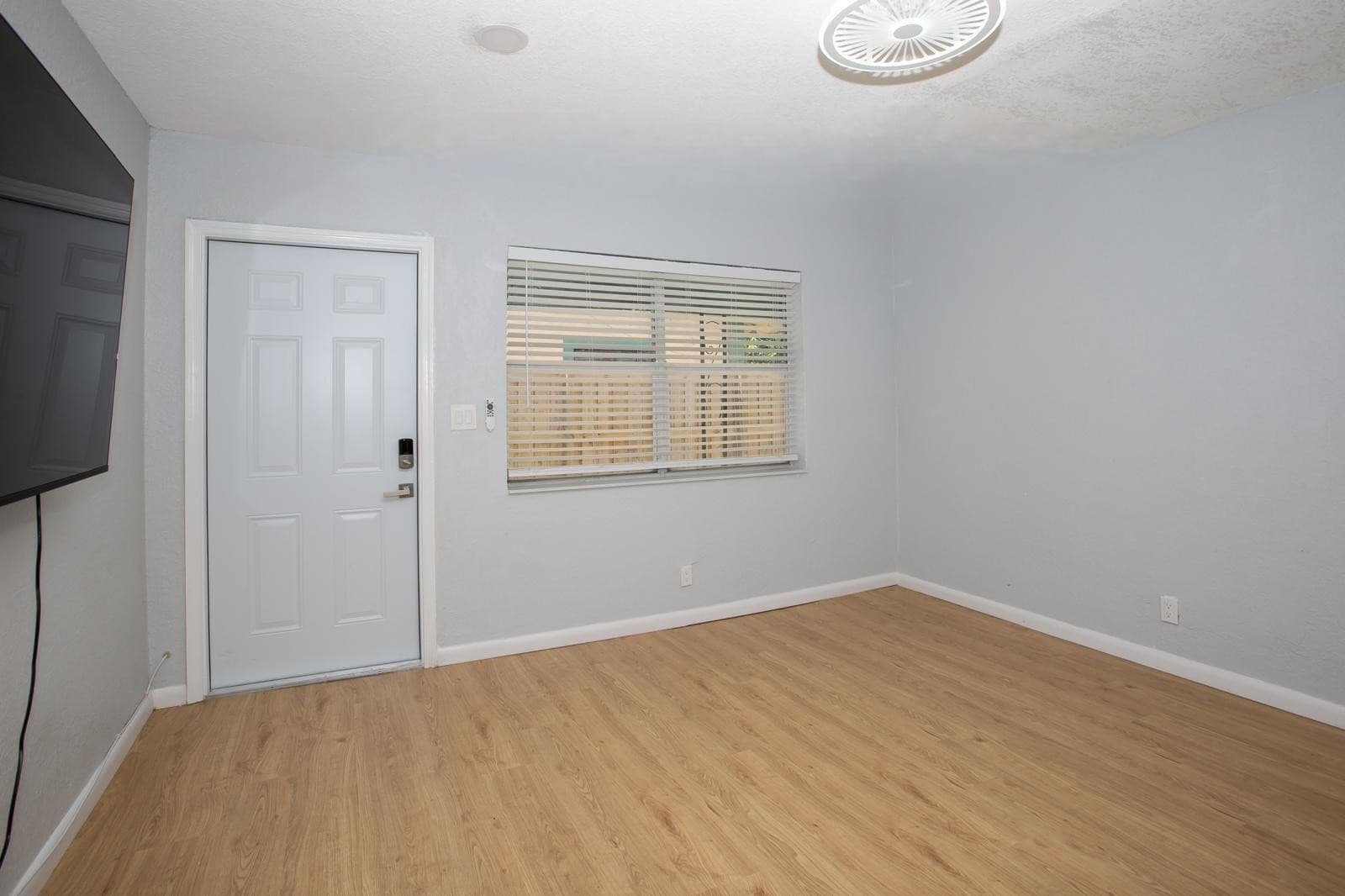 1135 NW 6th Avenue, Fort Lauderdale, FL 33311 — photo 4 of 11