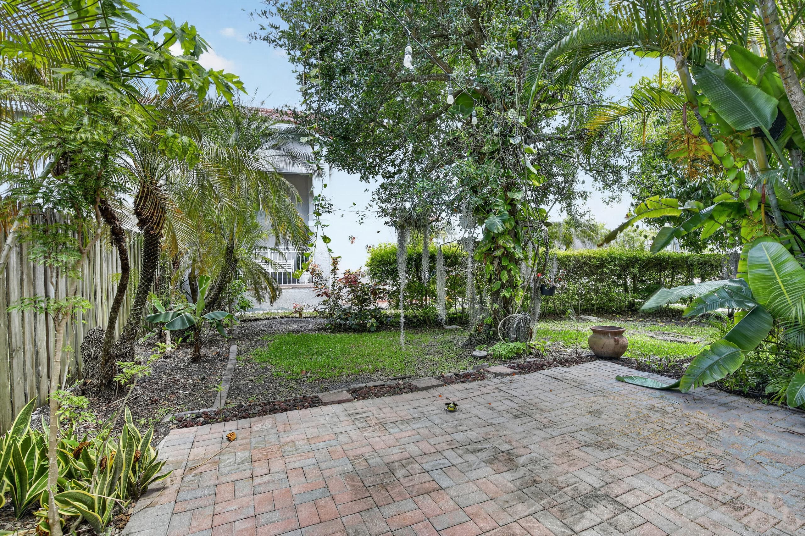 10690 NW 2nd Circle, Pembroke Pines, FL 33026 — photo 34 of 40