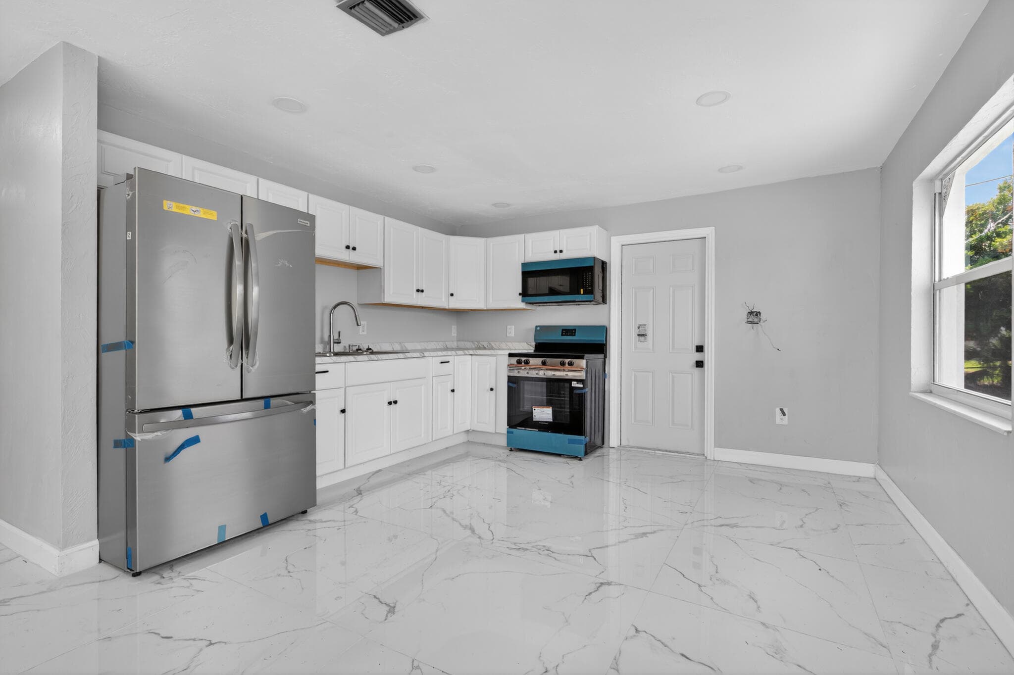 245 SW 11th Avenue, South Bay, FL 33493 — photo 9 of 16