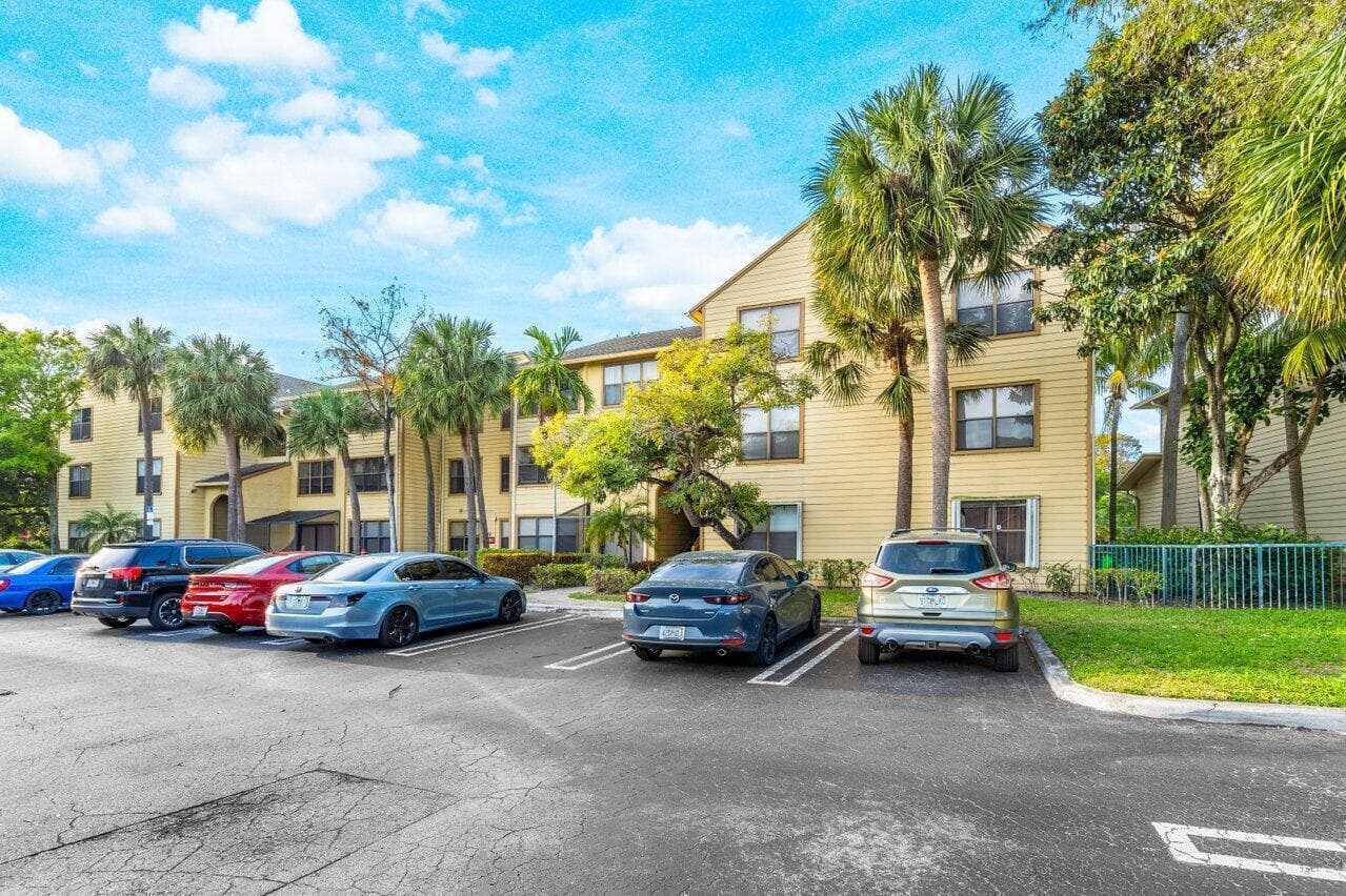 2305 N Congress Avenue 18, Boynton Beach, FL 33426 — photo 1 of 26