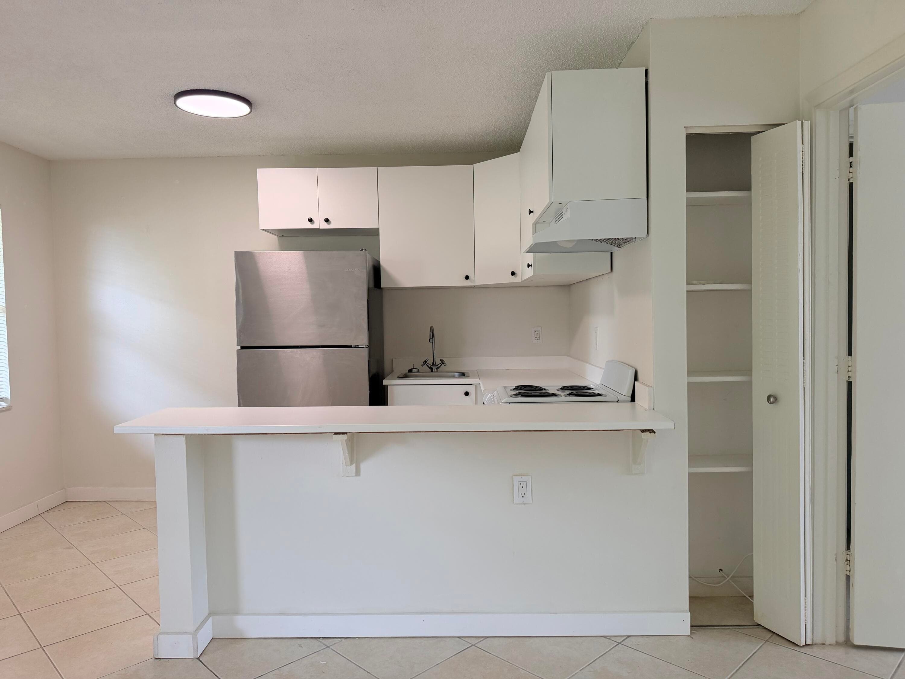 5174 NE 6th Avenue 526, Oakland Park, FL 33334 — photo 1 of 21