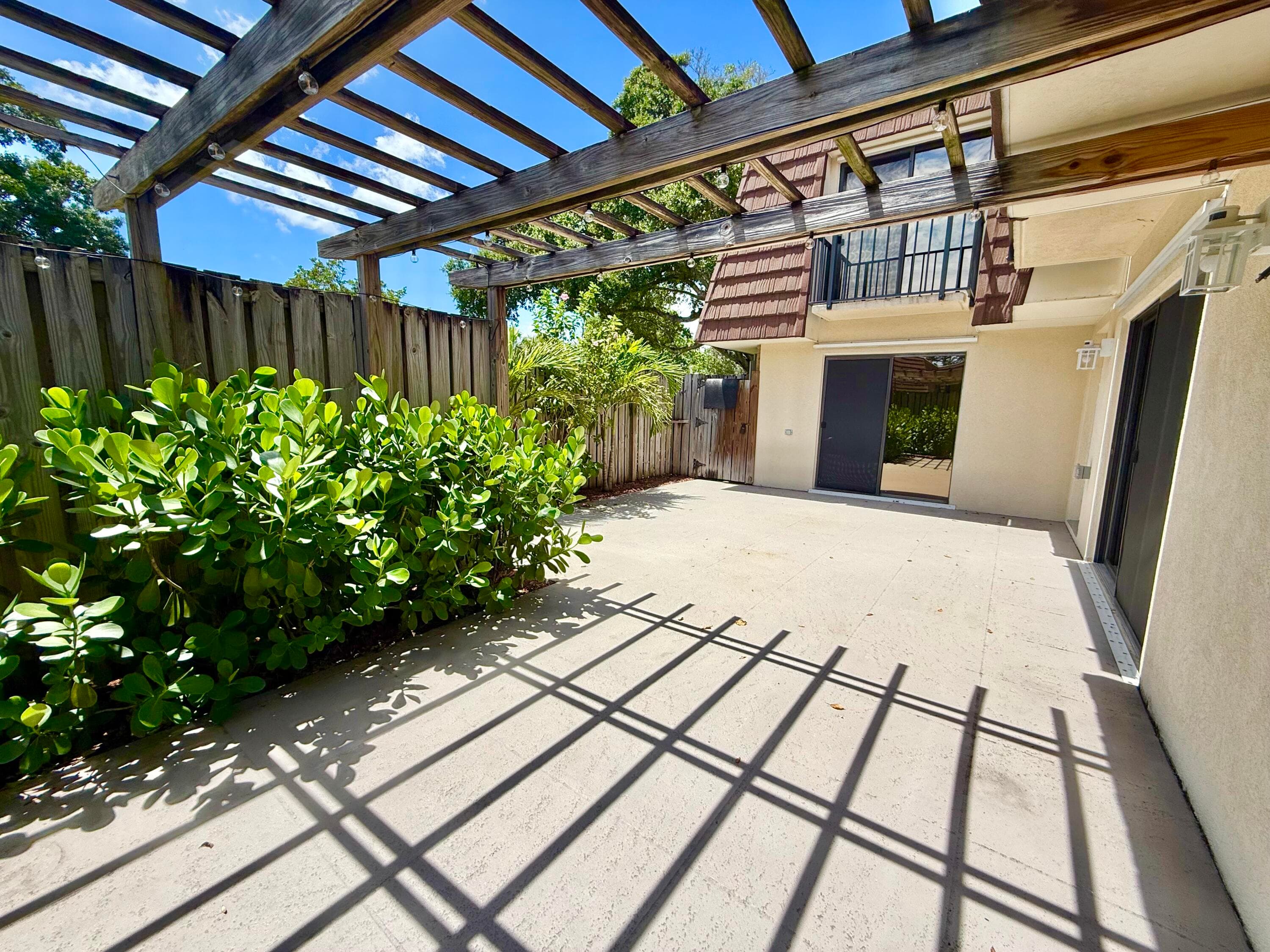 201 2nd Lane, Palm Beach Gardens, FL 33418 — photo 2 of 28