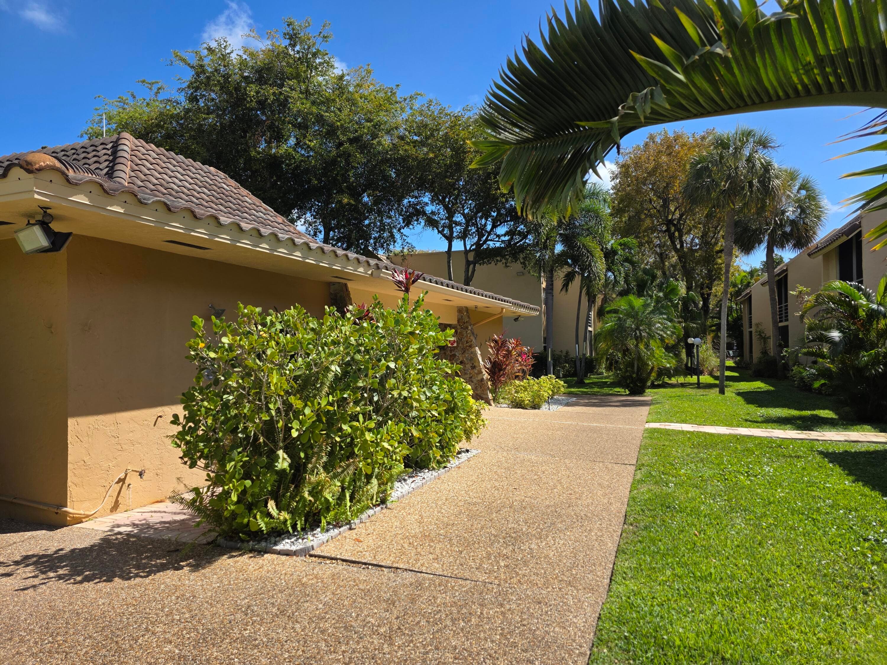 959 SE 2nd Avenue 101, Deerfield Beach, FL 33441 — photo 23 of 28