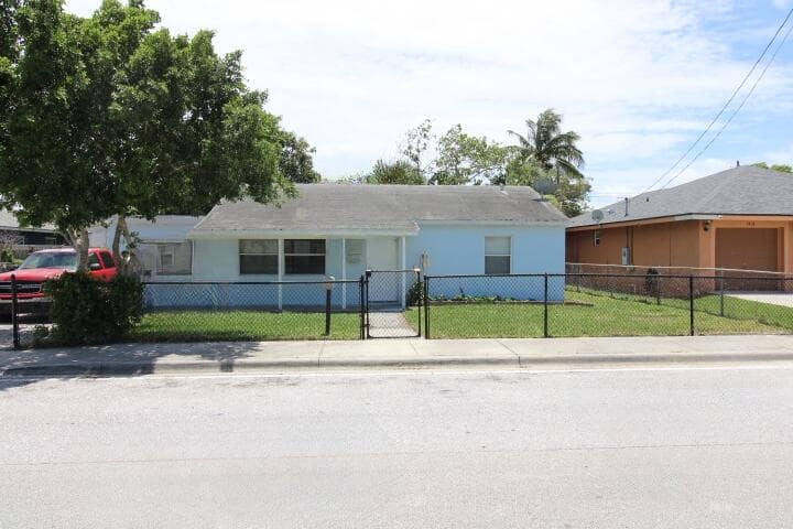 1417 W 32nd Street, Riviera Beach, FL 33404 — photo 2 of 17
