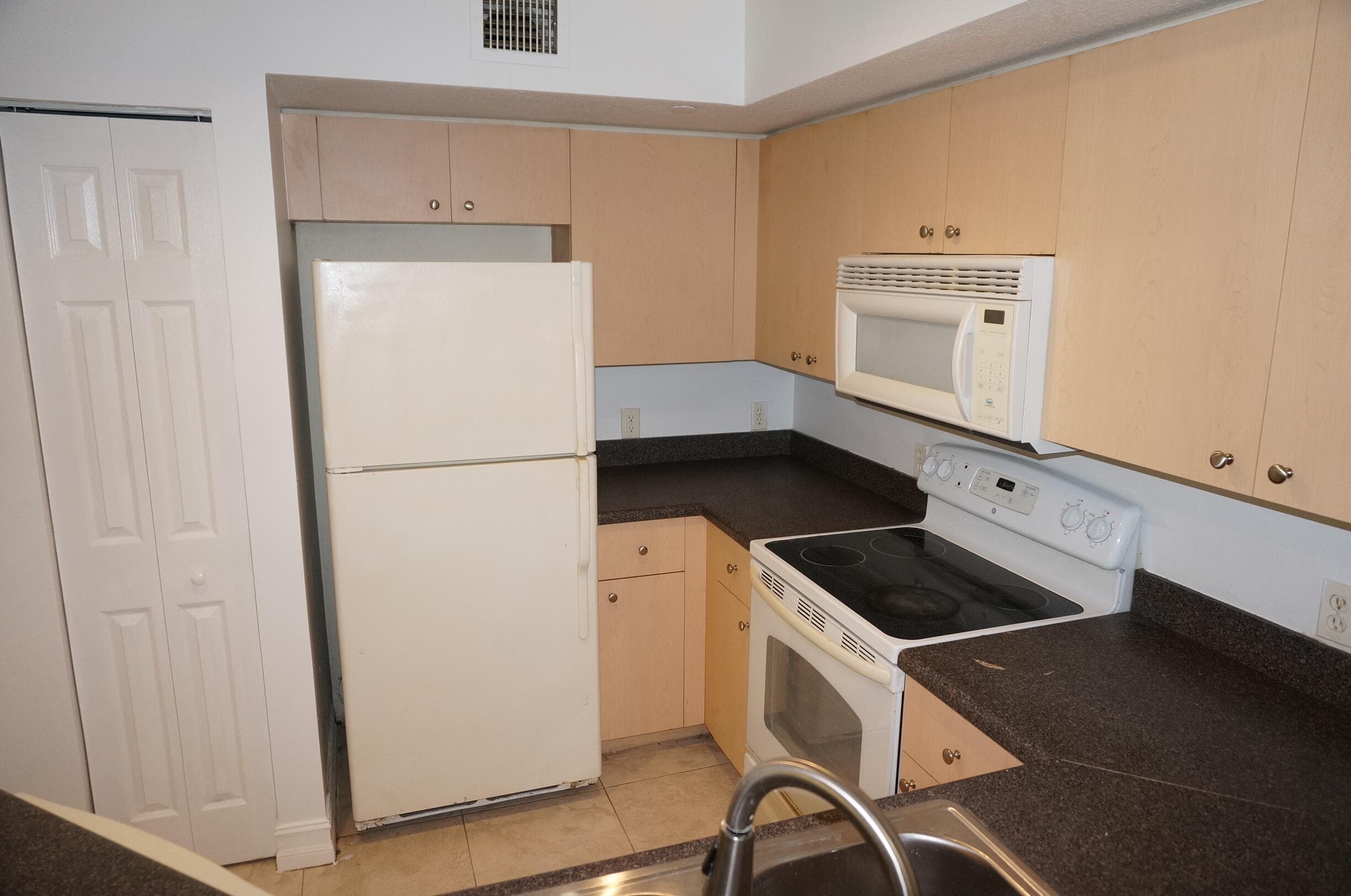 4021 San Marino Boulevard 204, West Palm Beach, FL 33409 — photo 4 of 18