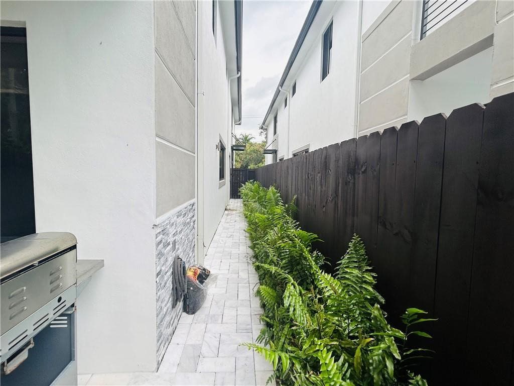 310 SW 9th Street 1, Fort Lauderdale, FL 33315 — photo 24 of 30